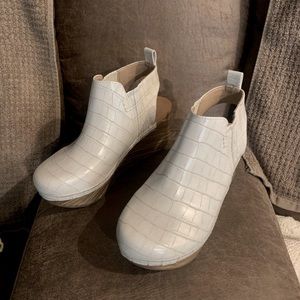 Yellow box clogs size 7 EUC worn twice.